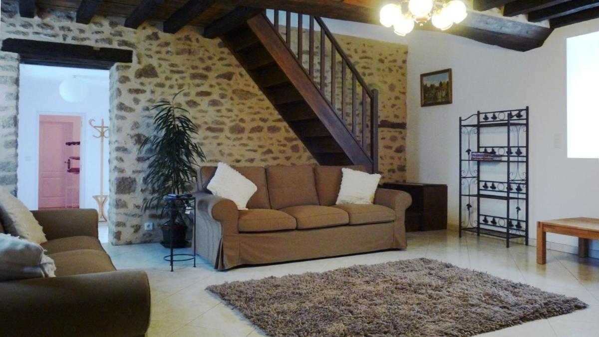 Spacious and Comfortable Fully Restored Farmhouse - Housity