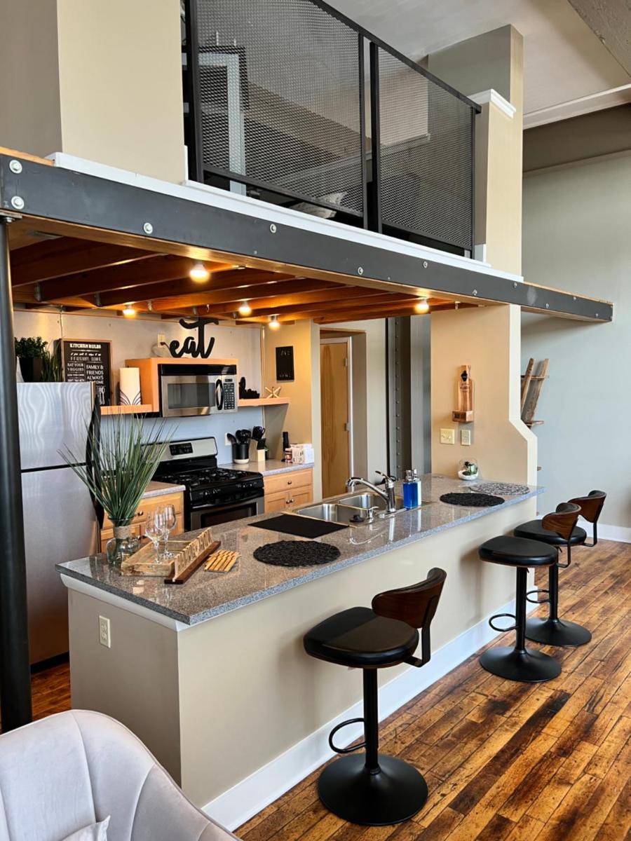 Stylish & Cozy abode in the Heart of Cincy with Loft - Housity
