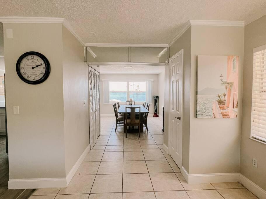 Stunning Lake Front House near Disney & Universal - Housity