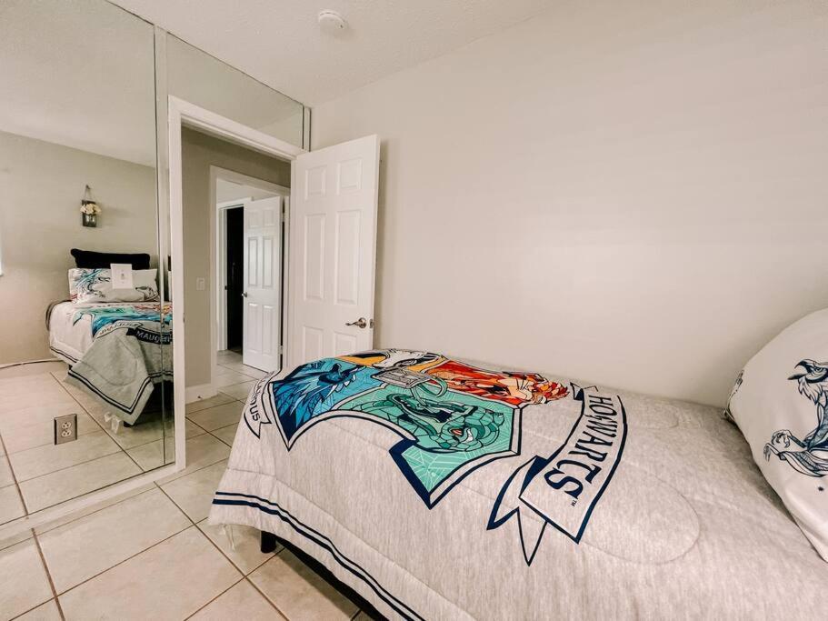 Stunning Lake Front House near Disney & Universal - Housity