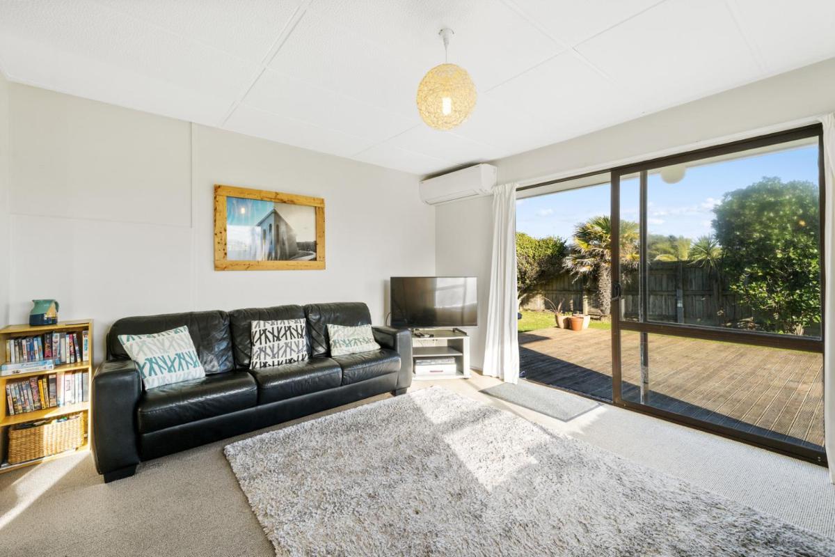 Babbacombe Bach - Otaki Beach Holiday Home - Housity