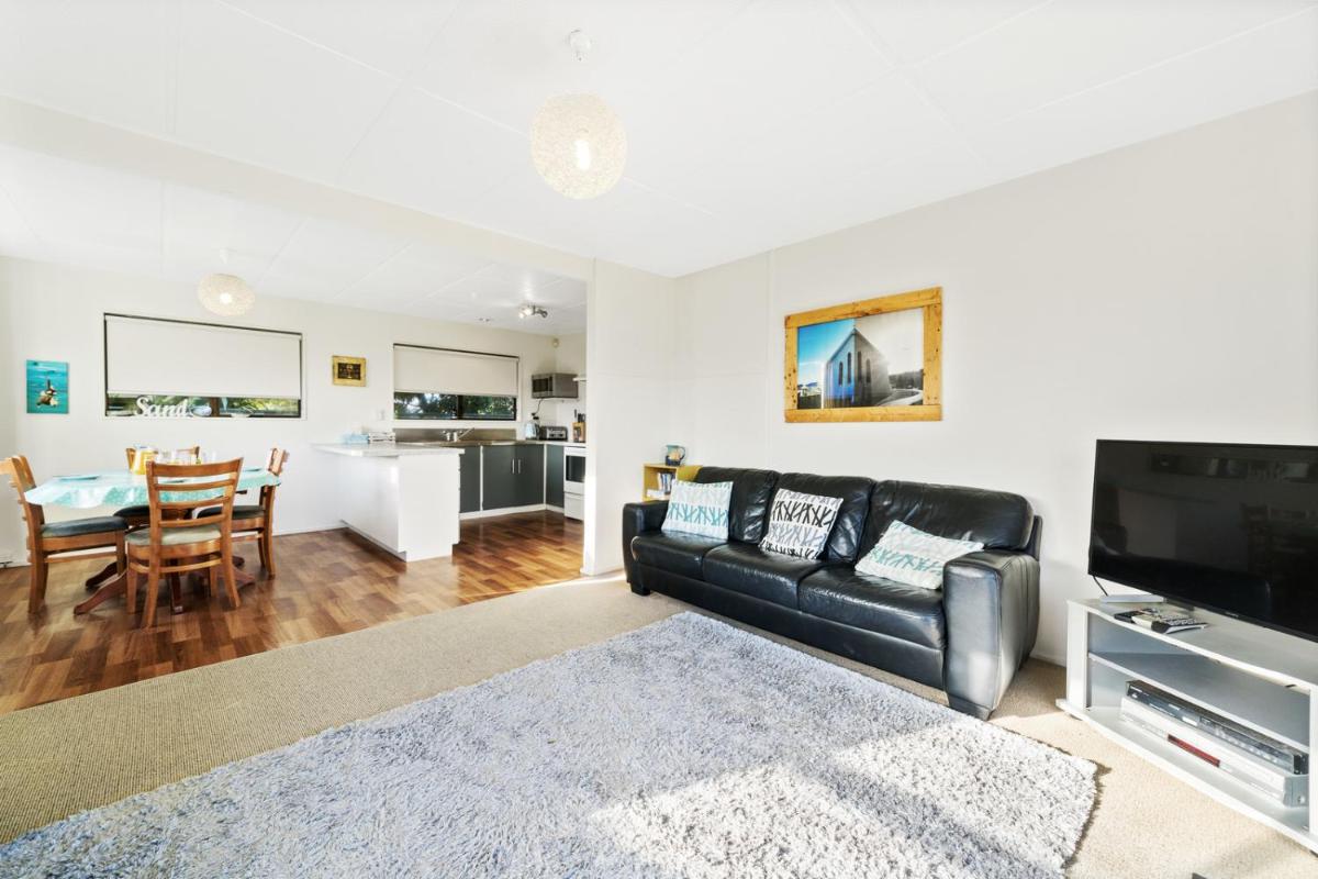 Babbacombe Bach - Otaki Beach Holiday Home - Housity