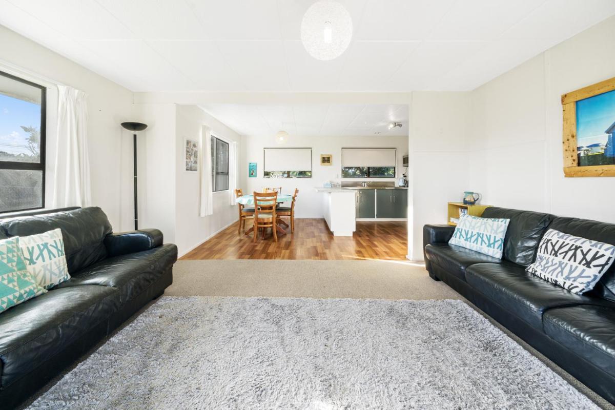 Babbacombe Bach - Otaki Beach Holiday Home - Housity