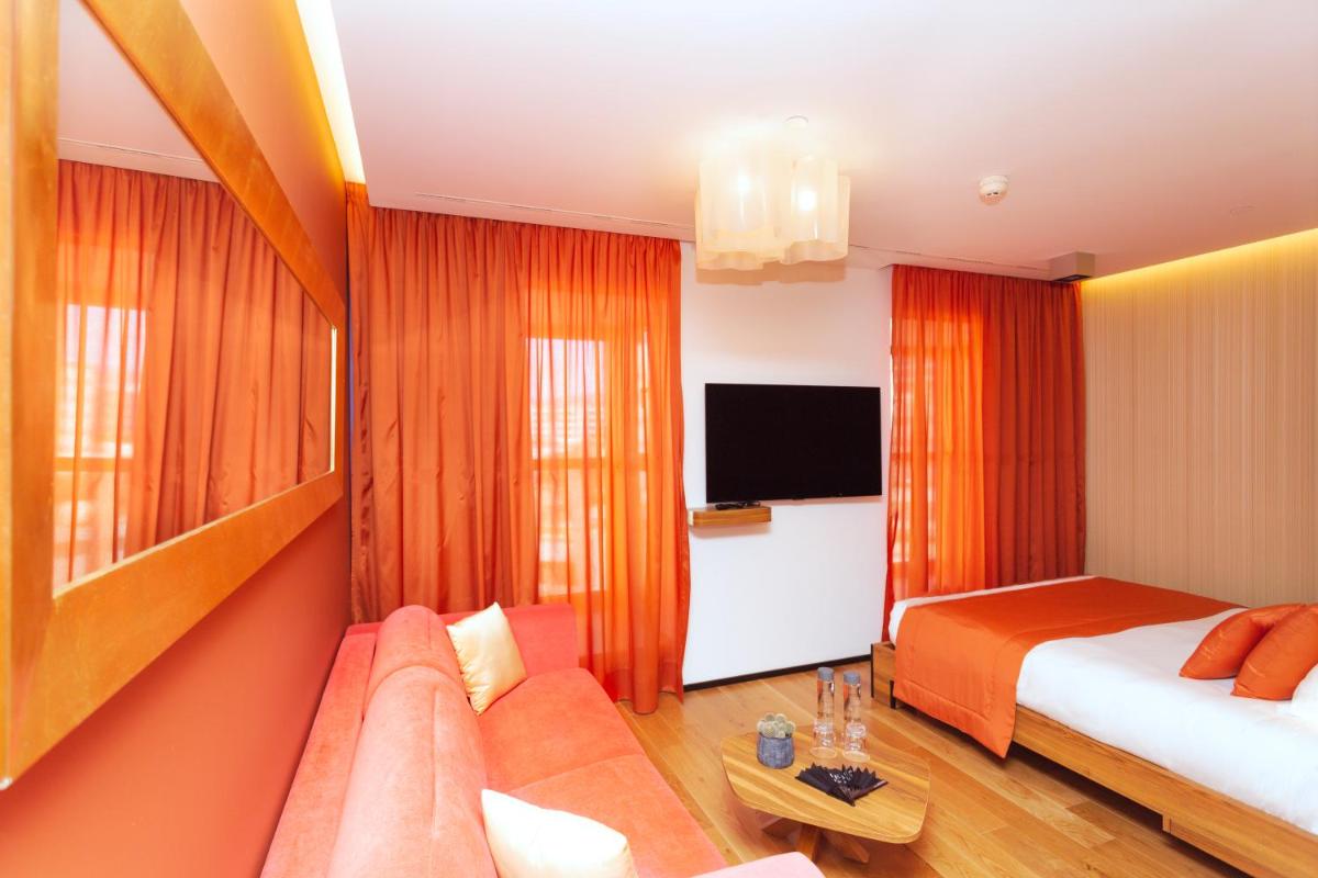 Una televisión o centro de entretenimiento en Bohemia Suites & Spa - Adults Only