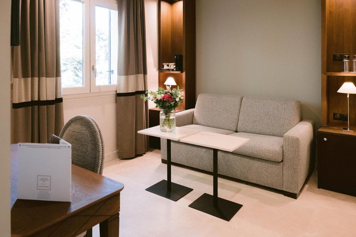 Coin salon dans l'établissement Le Vallon de Valrugues Hotel Spa & Villas