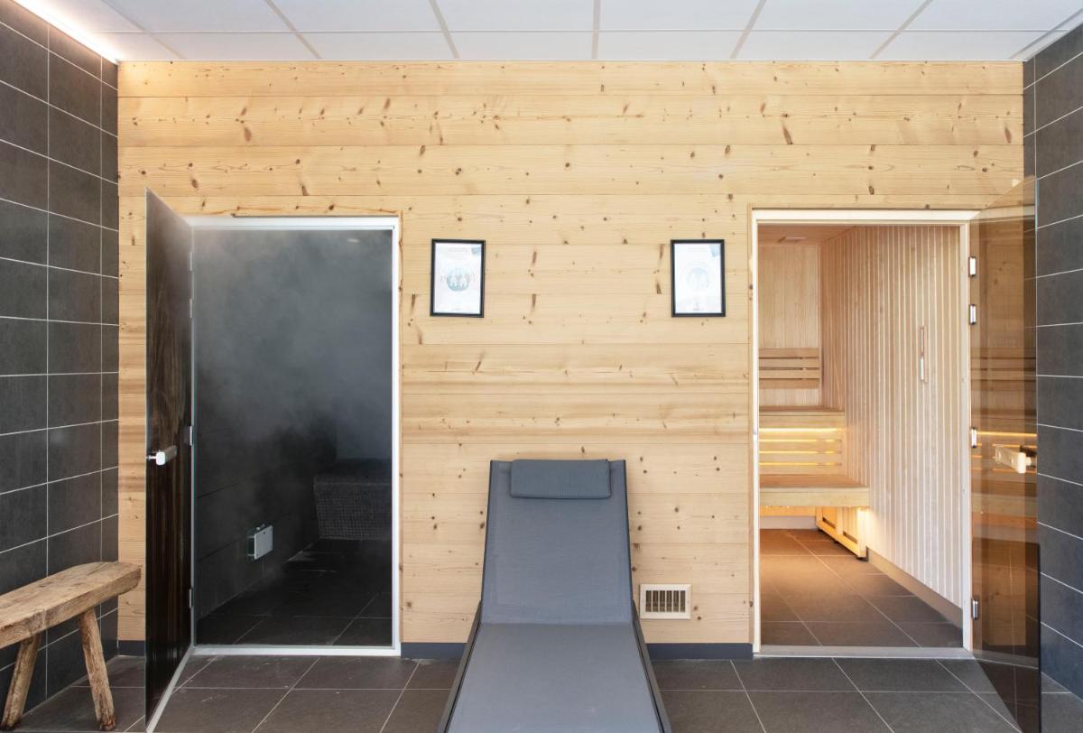 - une chambre avec un banc dans une pièce dotée de murs en bois dans l'établissement TERRESENS - LES EDELWEISS, à Vaujany