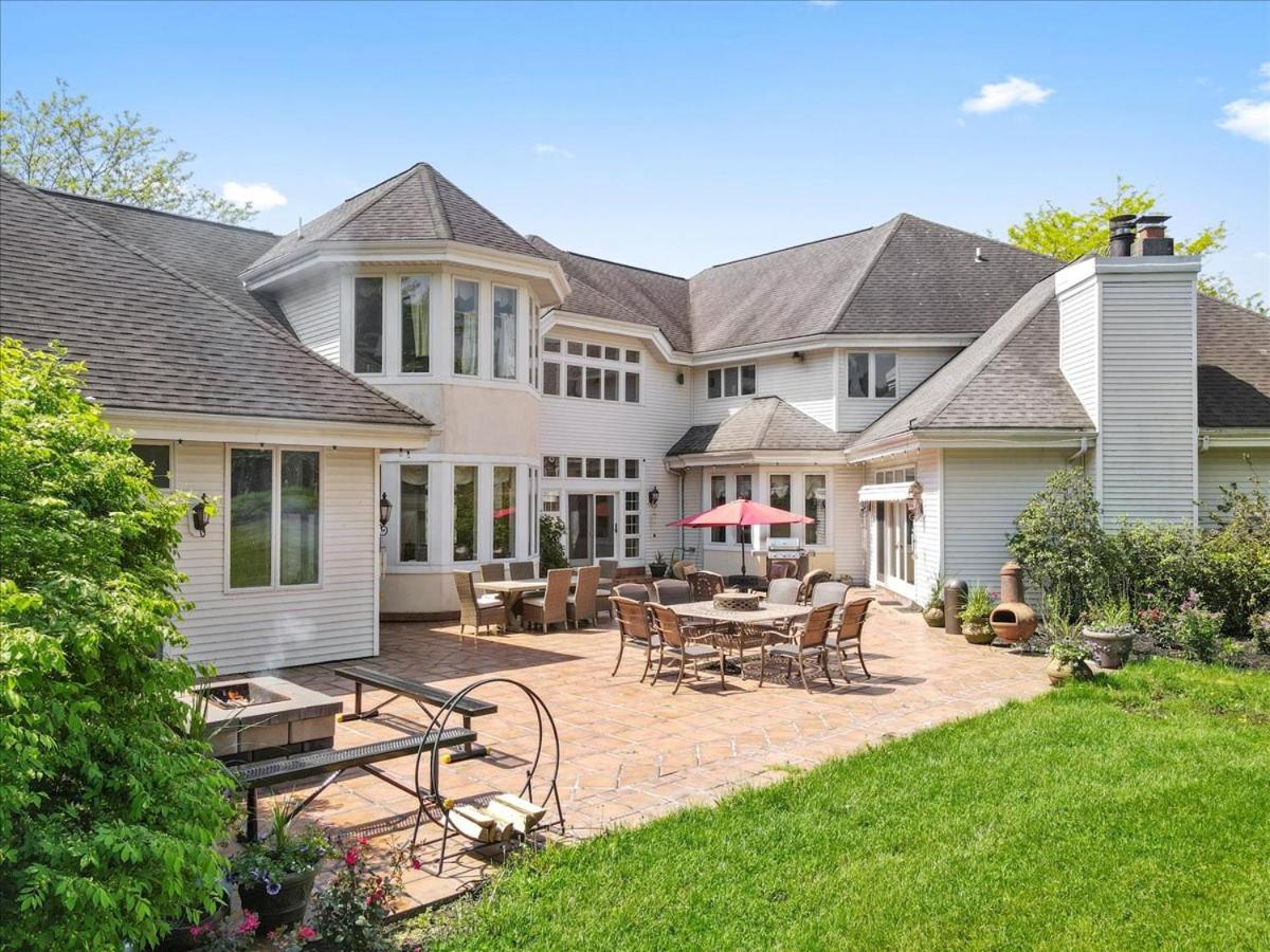 Luxurious Green Valley Farm House with Barn - Housity