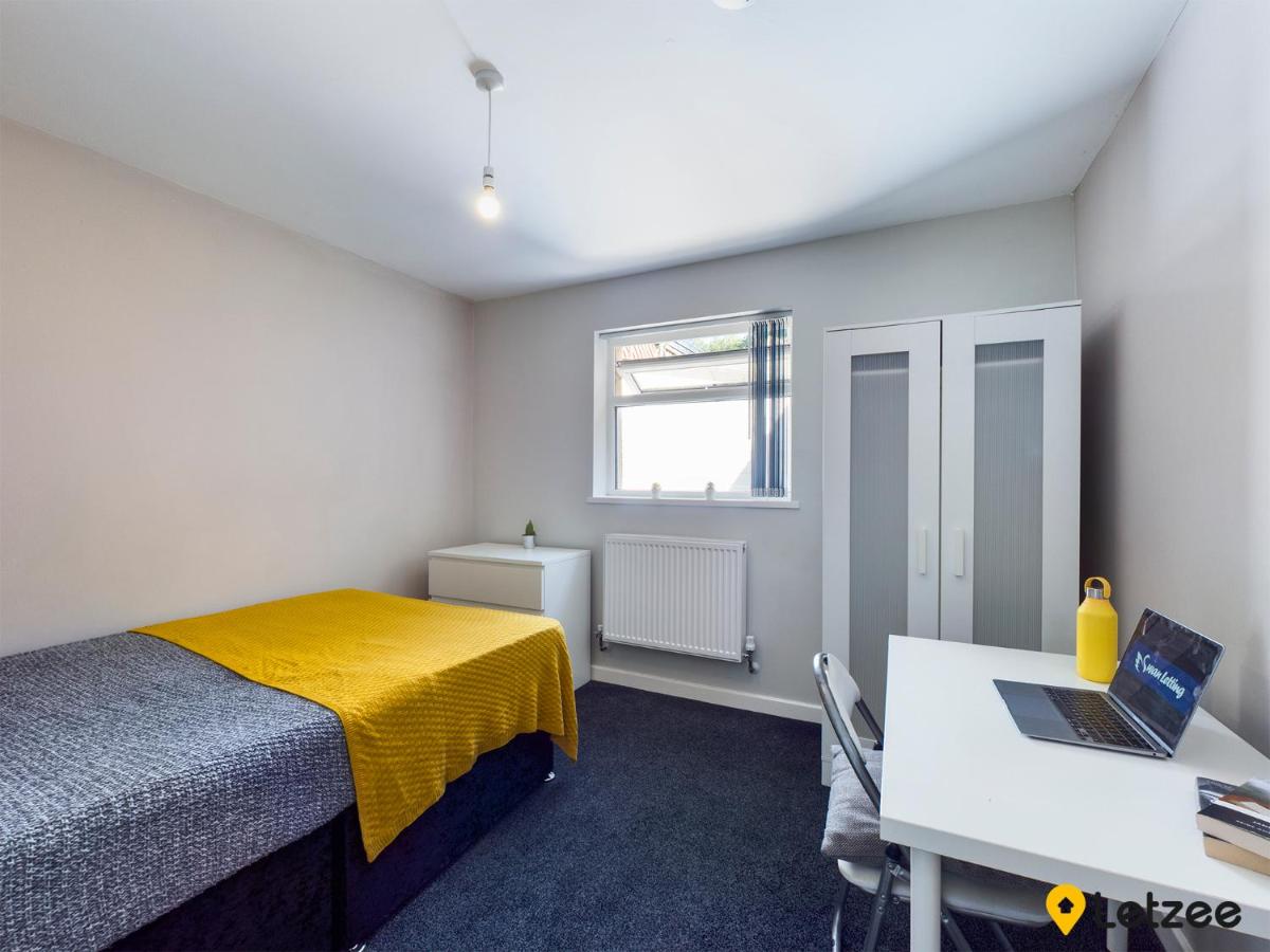 110 Fabian Way - Housity