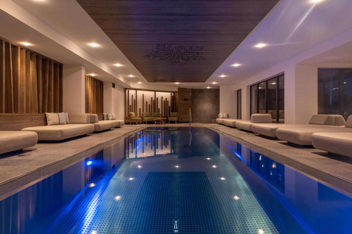 Piscine de l'établissement Chalet Hôtel & Spa Le Collet ou située à proximité