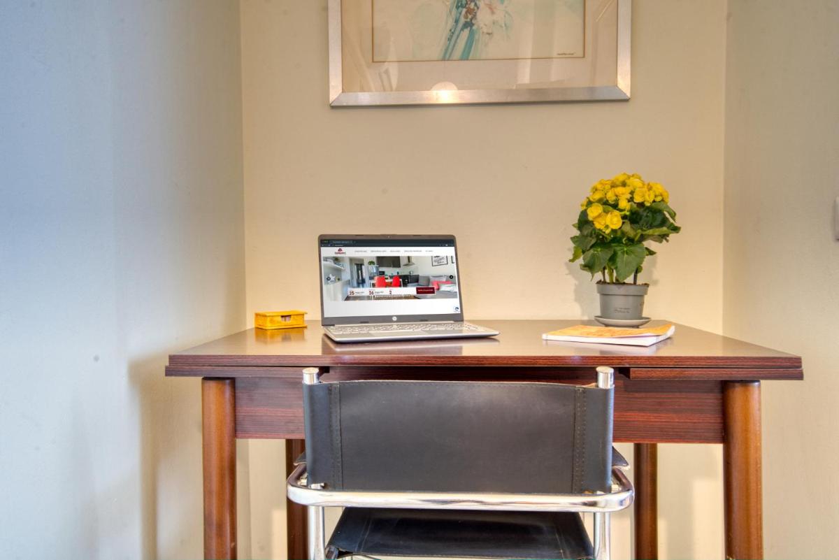 CaseOspitali - CASA LUCE a due passi dal SAN RAFFAELE - 1 bedroom e divano in soggiorno - Housity