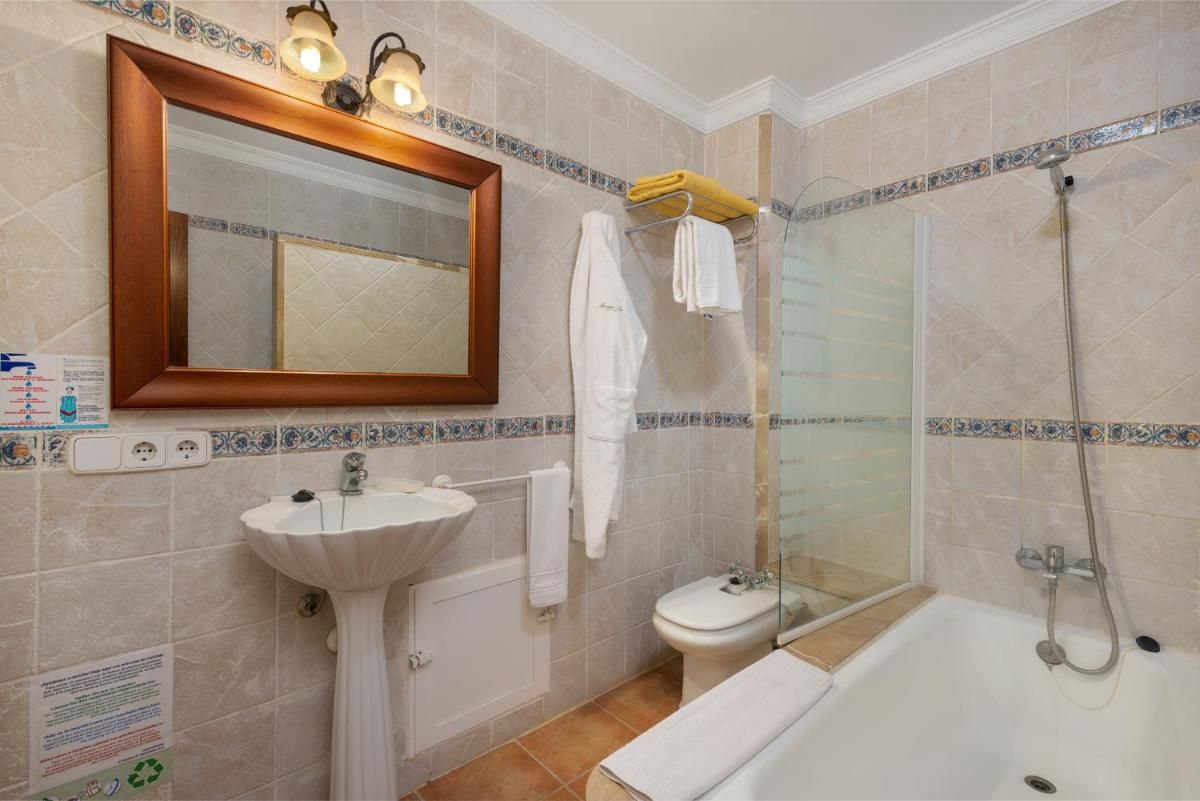 Un baño de Monnaber Nou Finca Hotel & Spa