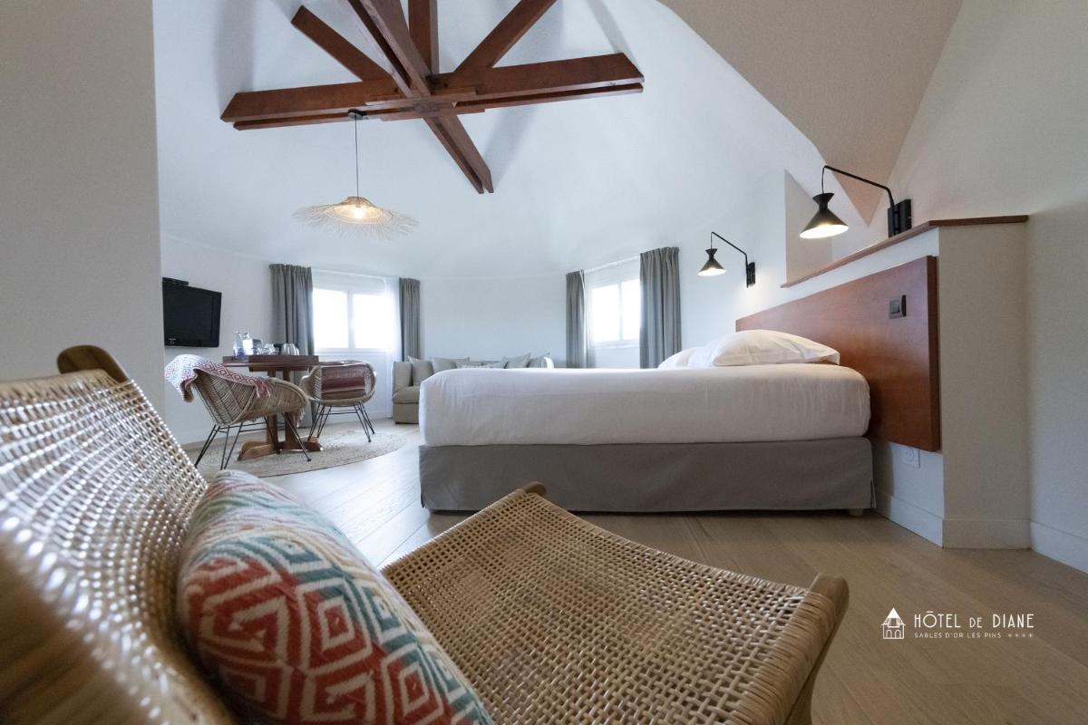 une chambre avec deux lits et un salon dans l'établissement Hotel De Diane, aux Sables-dʼOr-les-Pins 133 autres photos