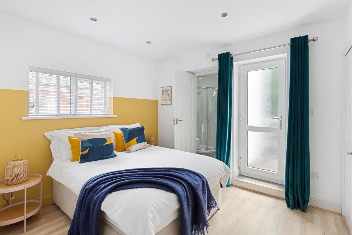 Albany by Black Door Stays - Housity