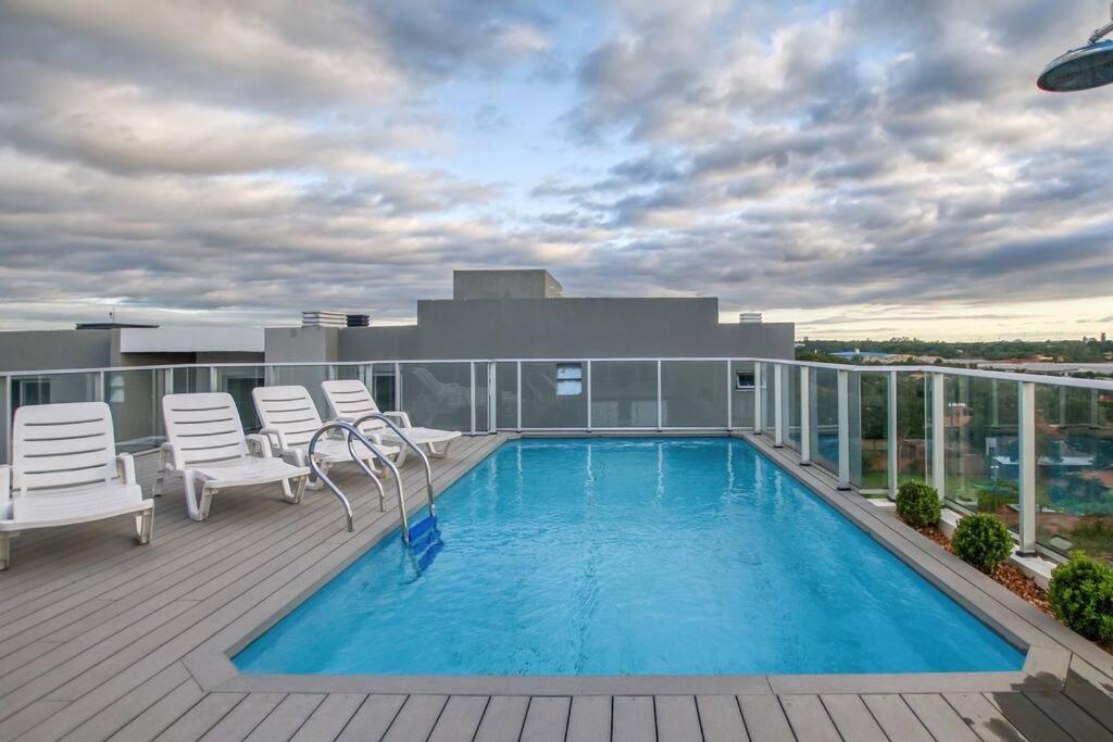 A estrenar! Apartamento con pileta zona aeropuerto WIFI 200MG - Housity