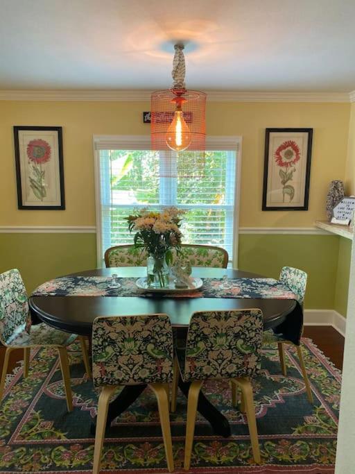 Charming 1935 Florida Cottage overlooking Lake Tulane - Housity