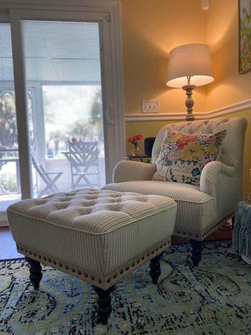 Charming 1935 Florida Cottage overlooking Lake Tulane - Housity