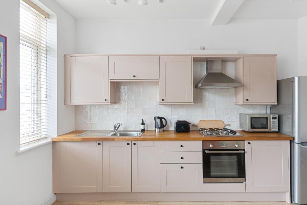 Albany by Black Door Stays - Housity