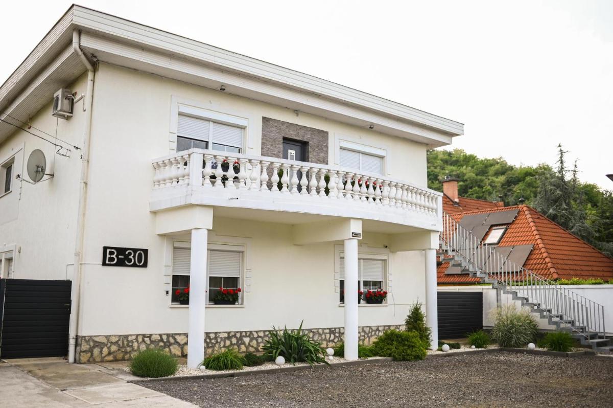 B-30 Vendégház - Housity