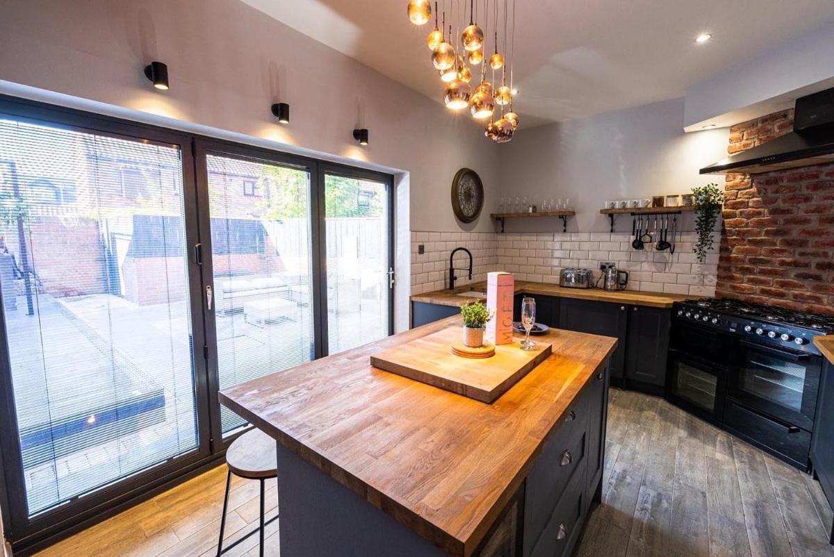Town center cottage with Hot tub - Housity