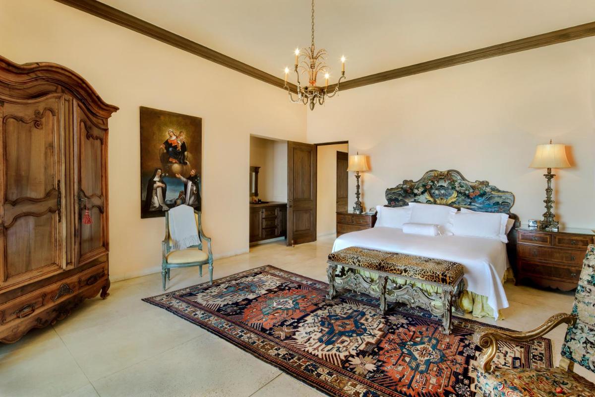 Exquisite Villa with Awesome Views & Staff In Pedregal! - Housity