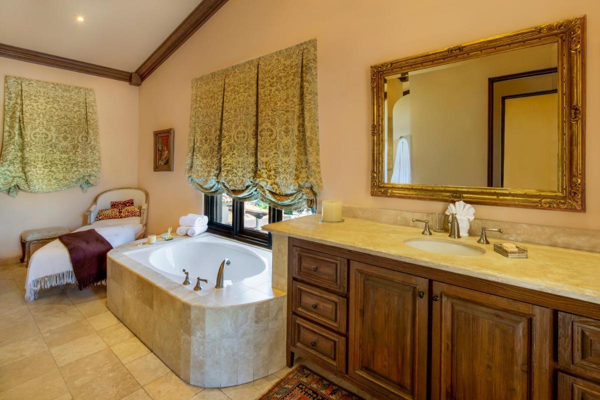 Exquisite Villa with Awesome Views & Staff In Pedregal! - Housity