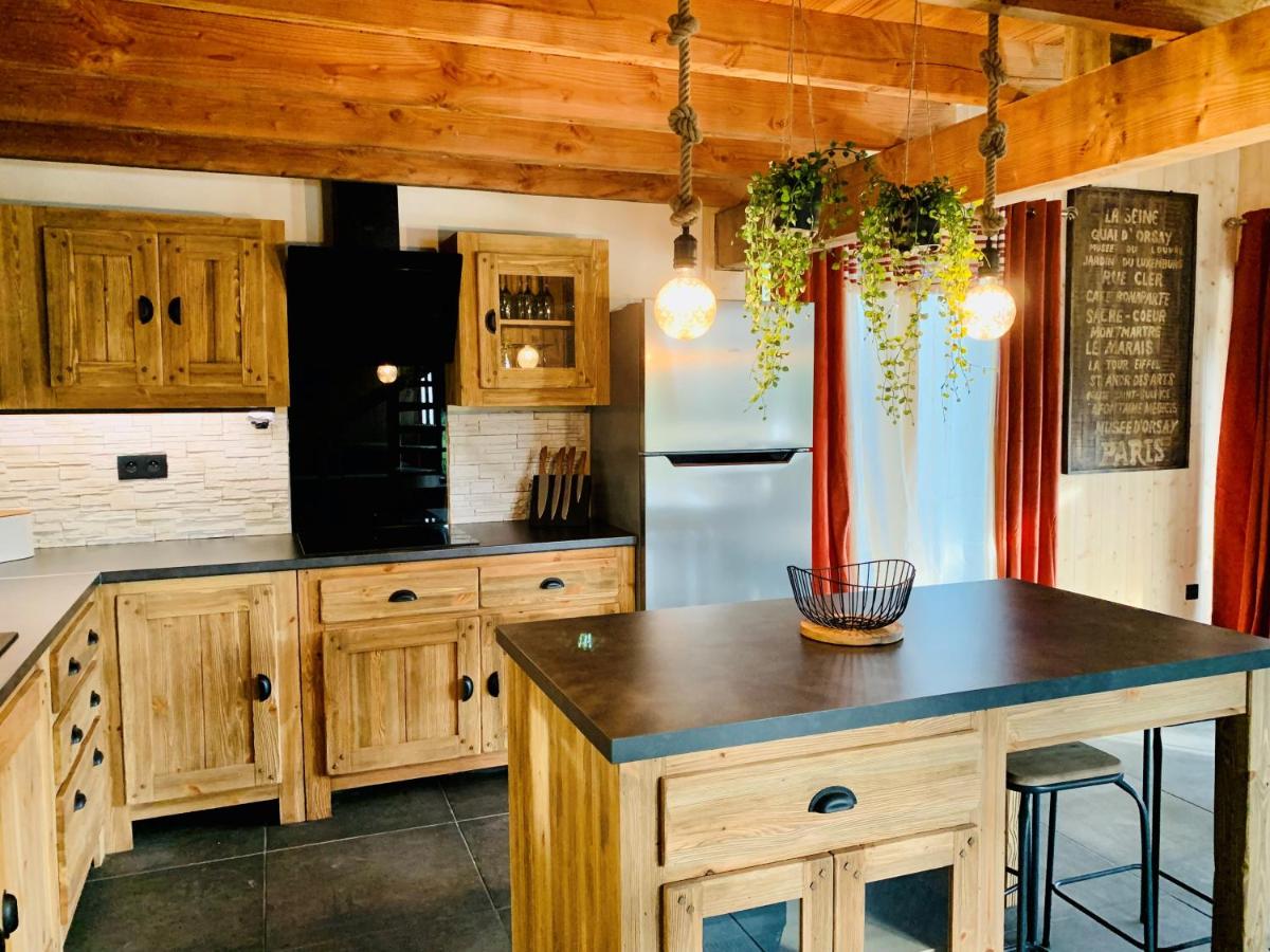 Cuisine ou kitchenette dans l'établissement Domaine de Chalvêches Hôtel SPA 4*