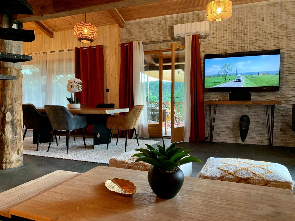 Télévision ou salle de divertissement dans l'établissement Domaine de Chalvêches Hôtel SPA 4*