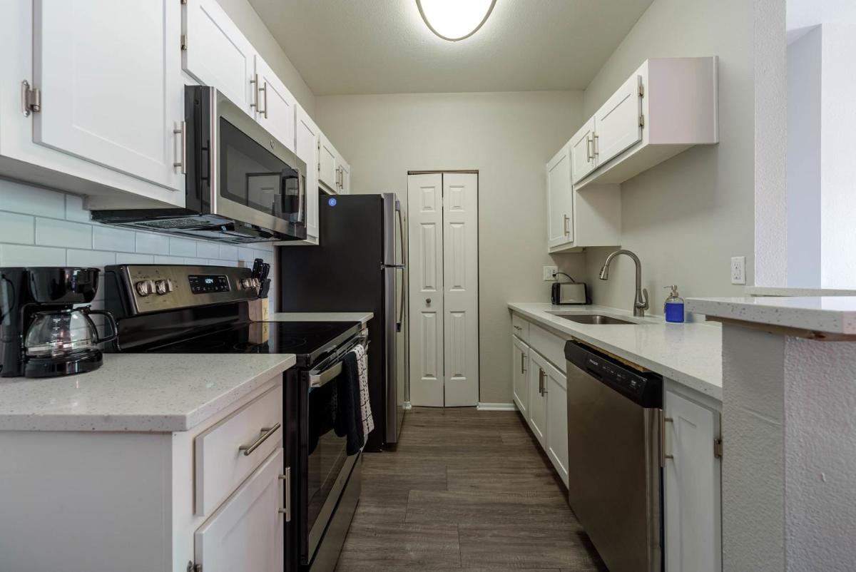 Chic Modern 2 Bedroom  at Lookout Mountain by Stay Gia - Housity