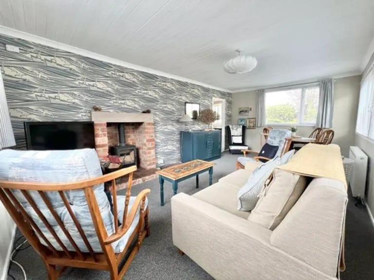 2 bedroom chalet bungalow on Humberston Fitties. - Housity