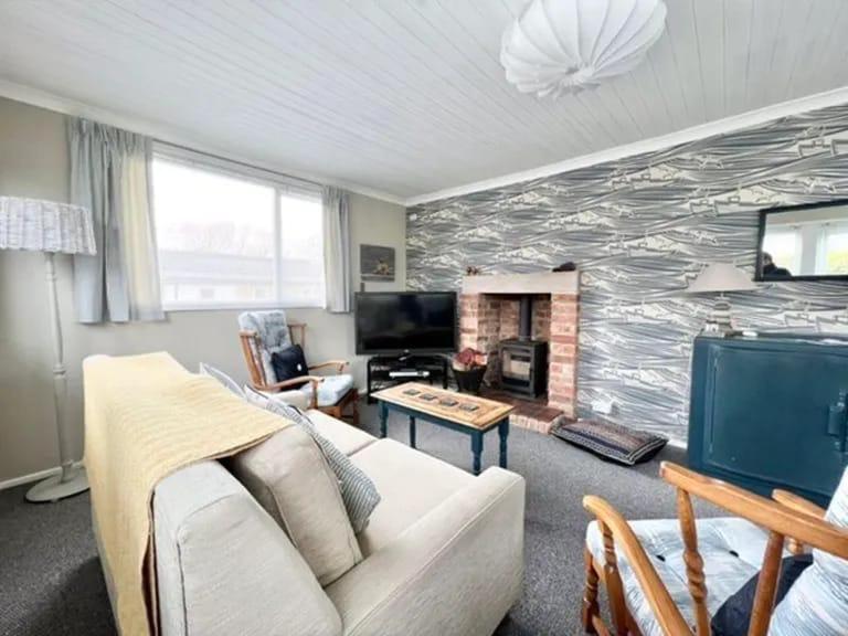 2 bedroom chalet bungalow on Humberston Fitties. - Housity
