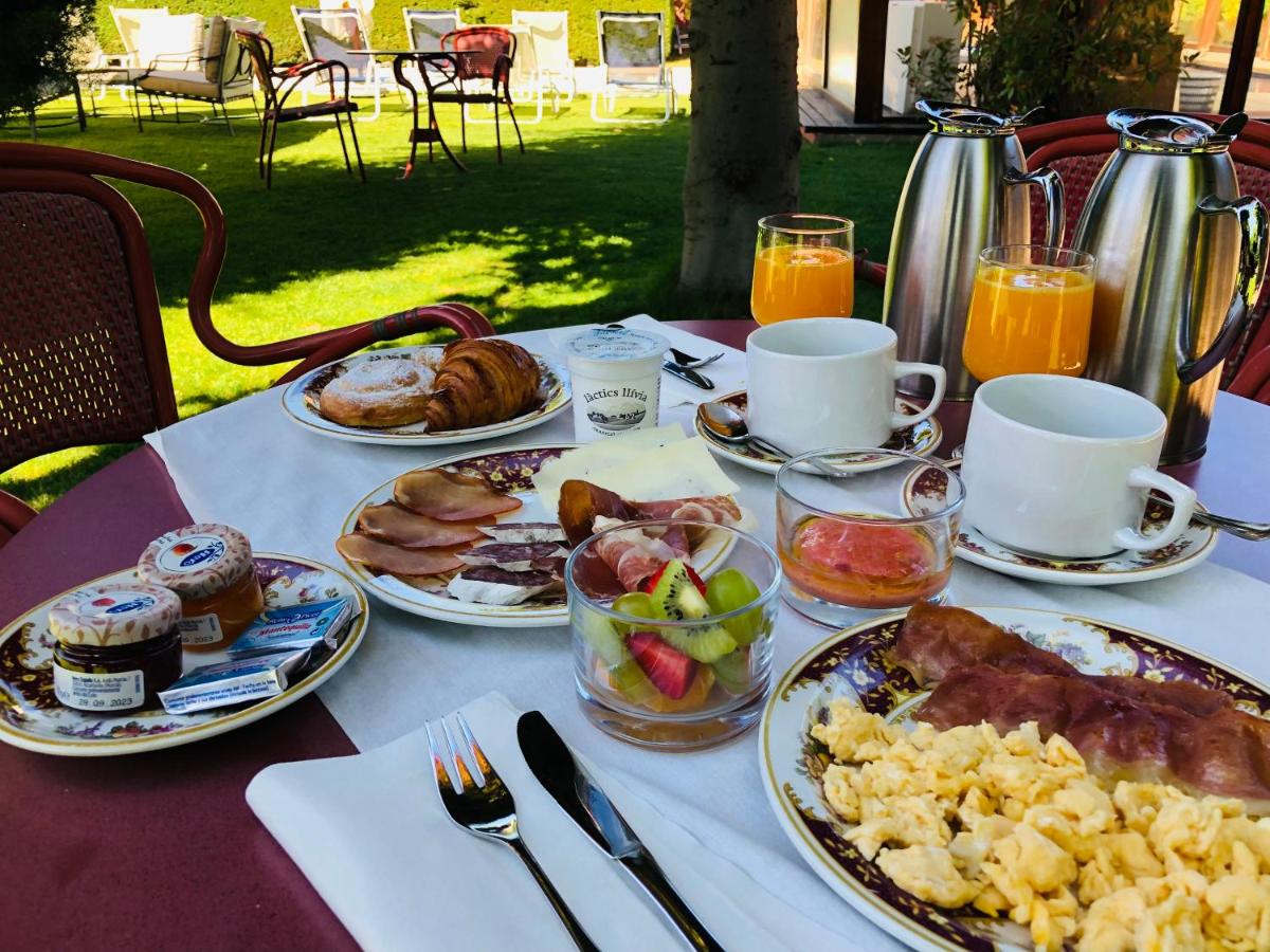 Comida en o cerca de este hotel