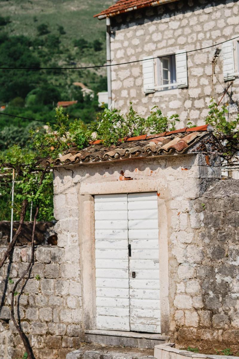 White Shutters House - Housity