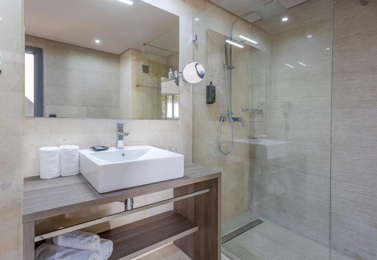 Un baño de Marins Beach Club - Adults Only Hotel