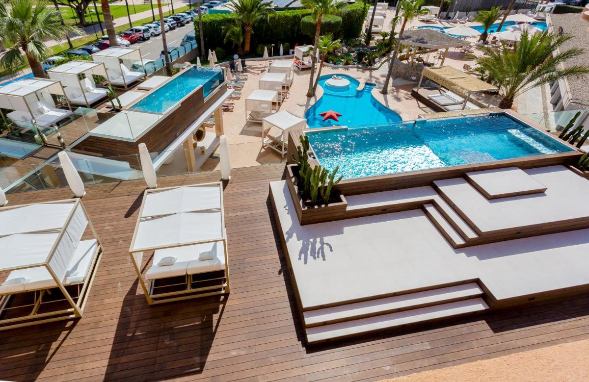 Una vista aérea de la piscina de un resort. en Marins Beach Club - Adults Only Hotel, en Cala Millor