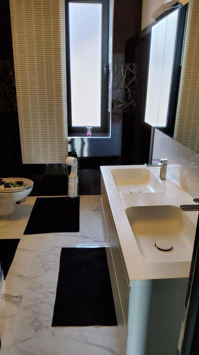 Chambre deluxe au 2ème étage, chambre double au 4ème étage NOT A HÔTEL - Housity