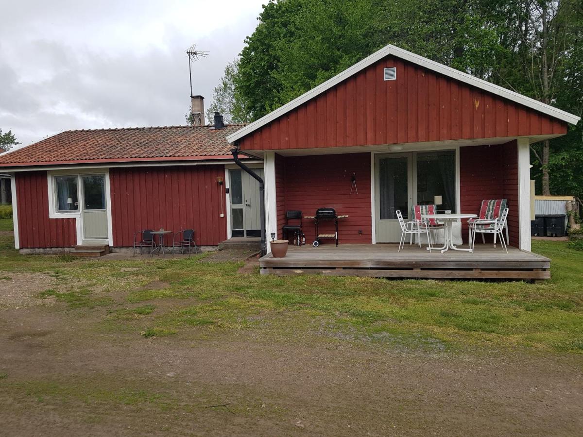 Hus på landet nära sjö - Housity