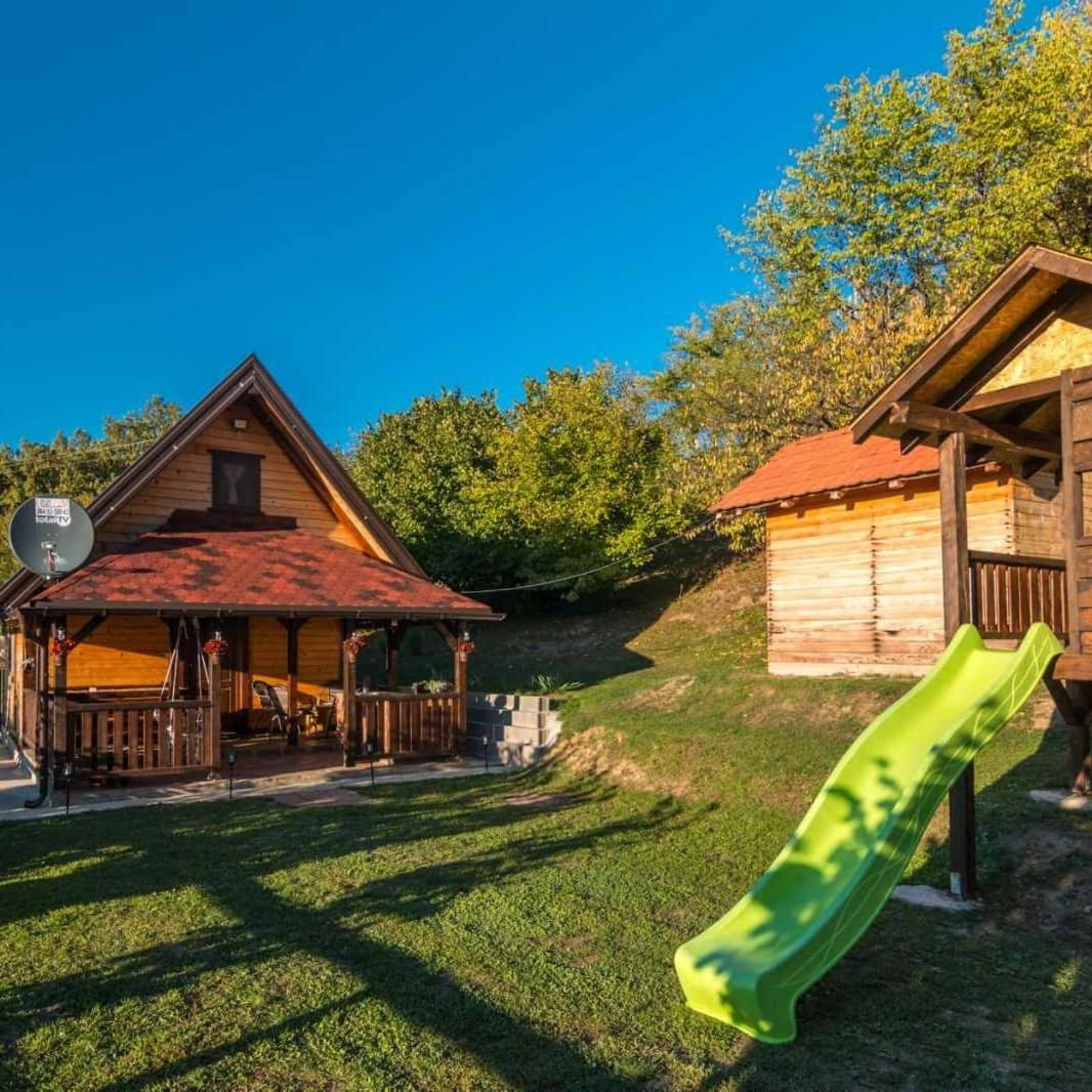 Brvnara na bregu - Housity