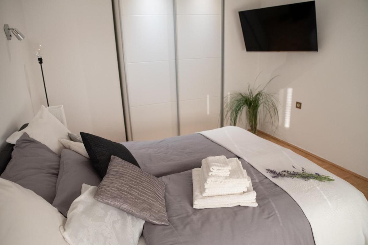 Castle house rooms, swimming pool & sauna & tennis court & wine cellar - Housity