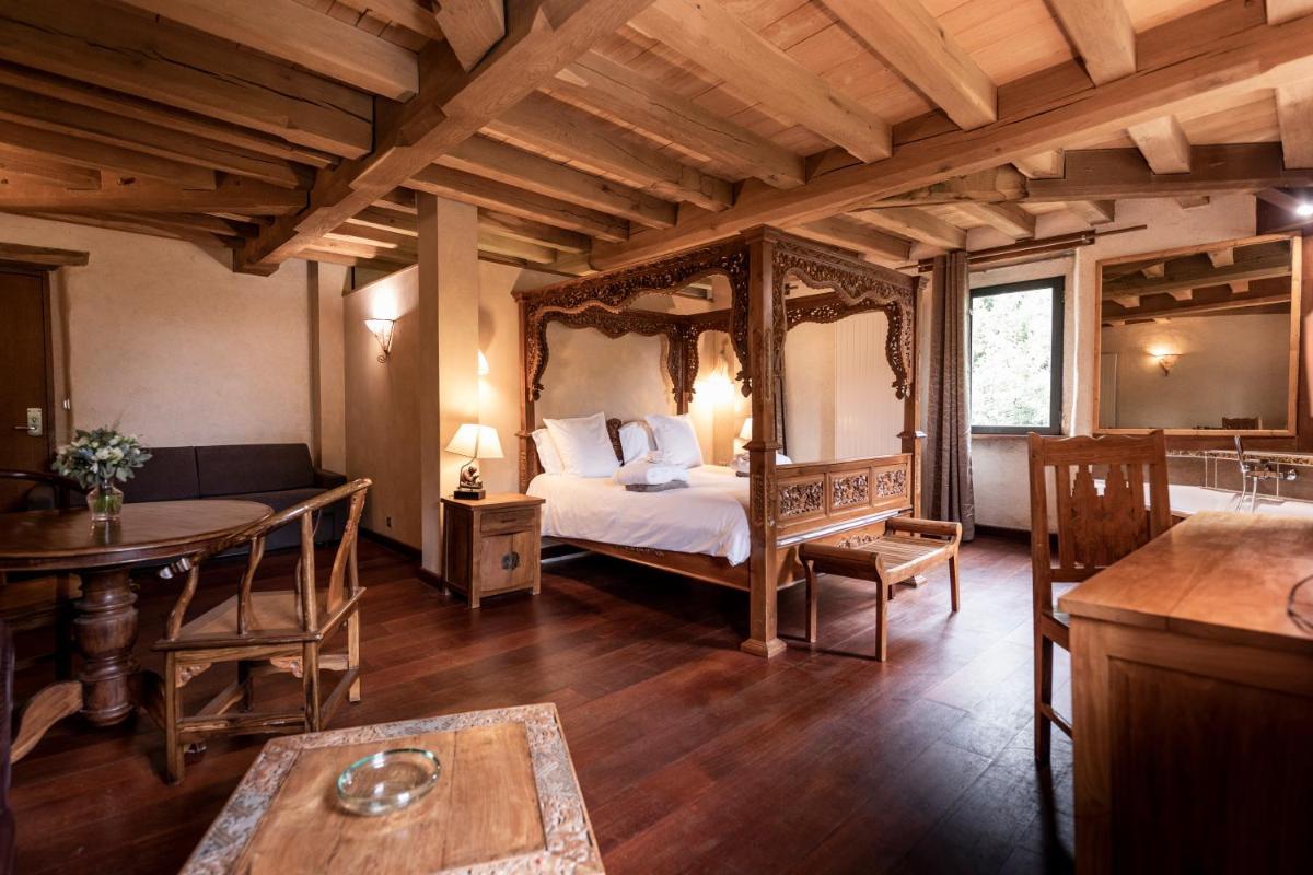 Un ou plusieurs lits dans un hébergement de l'établissement Manoir des Indes, The Originals Relais
