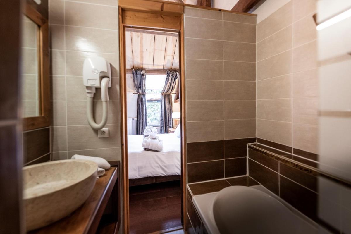 Salle de bains dans l'établissement Manoir des Indes, The Originals Relais