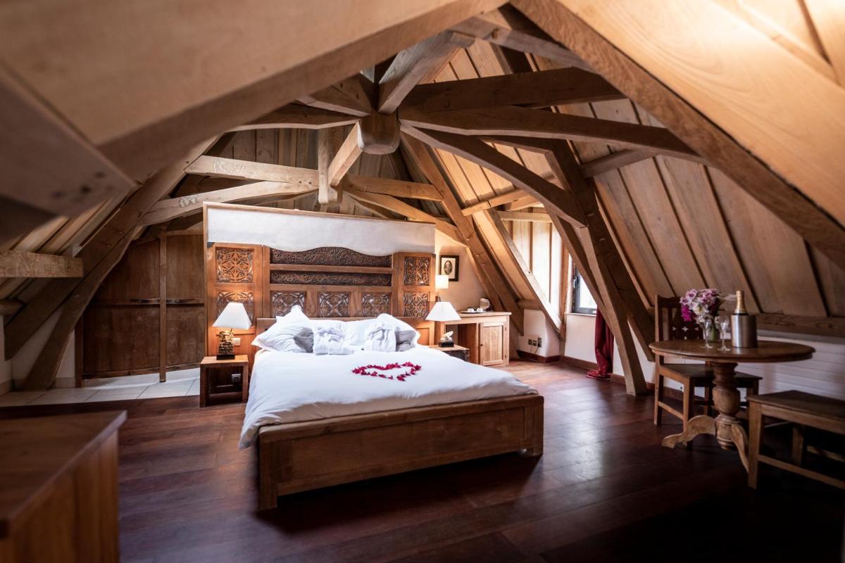 Un ou plusieurs lits dans un hébergement de l'établissement Manoir des Indes, The Originals Relais