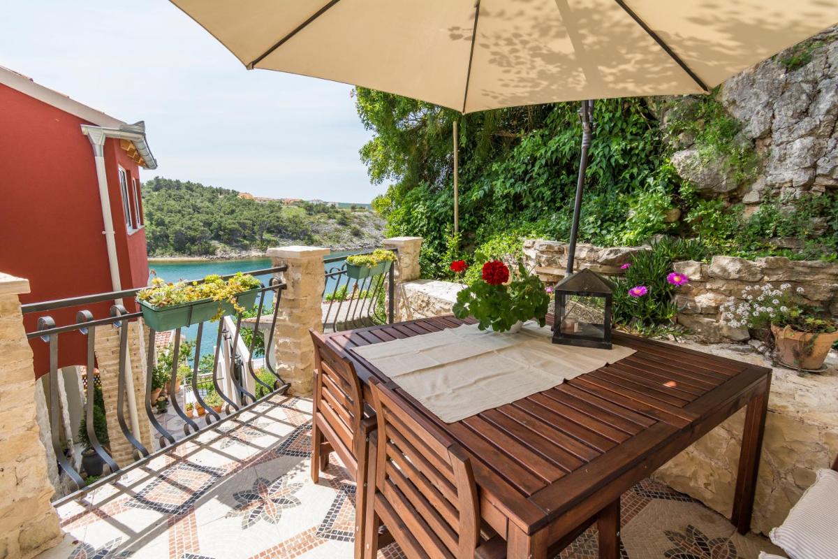 Apartments Mali Dvor Novigrad - Housity