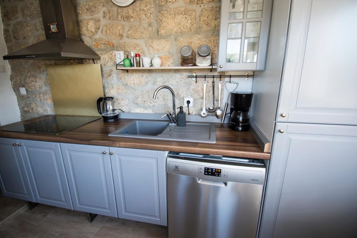 Apartments Mali Dvor Novigrad - Housity