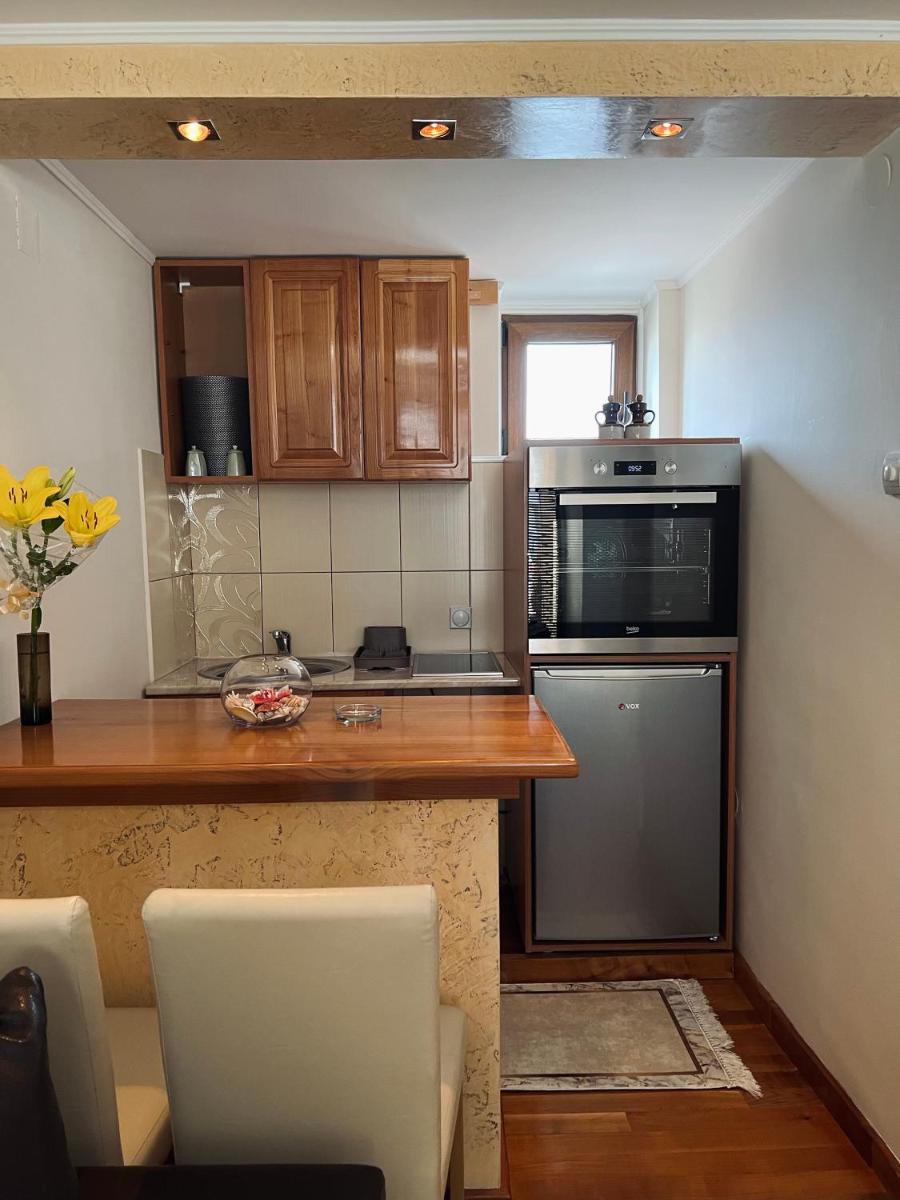 Golden Lux - Housity