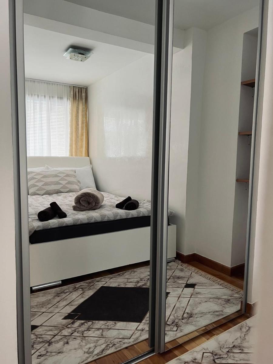Golden Lux - Housity