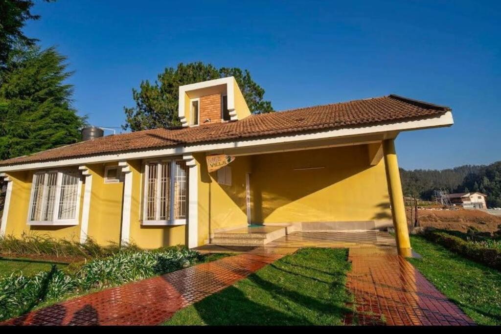 Rustic 3-BR Villa w/ Front & Back Yards in the mountains - Housity