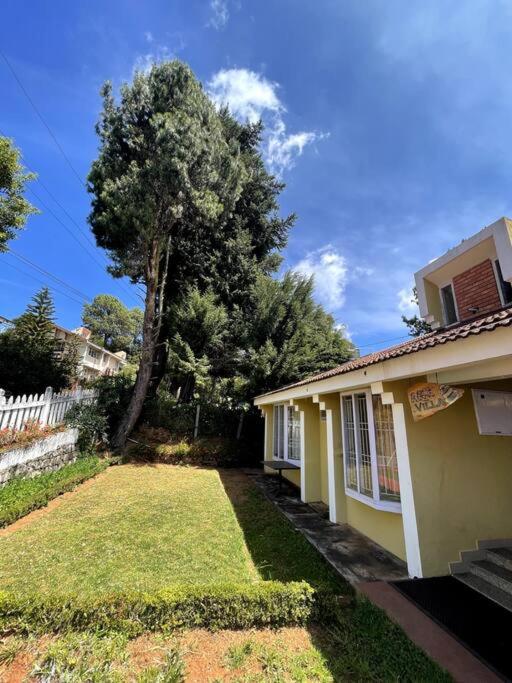 Rustic 3-BR Villa w/ Front & Back Yards in the mountains - Housity