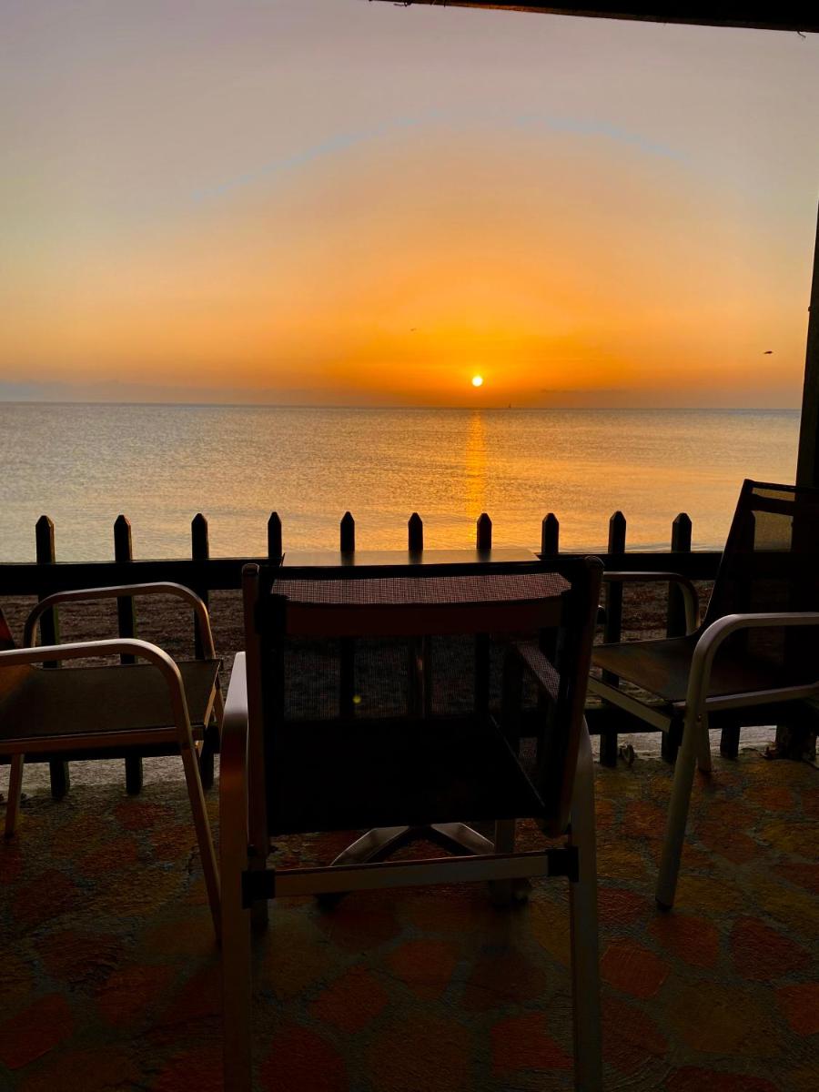 Riviera Hotel - Housity