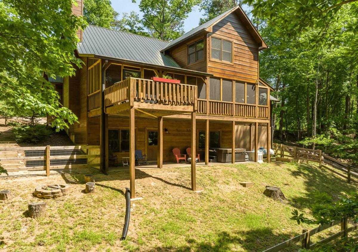 Spacious cabin with resort amenities - dog friendly, hot tub, & fireplace - Bear Paw Ridge - Housity