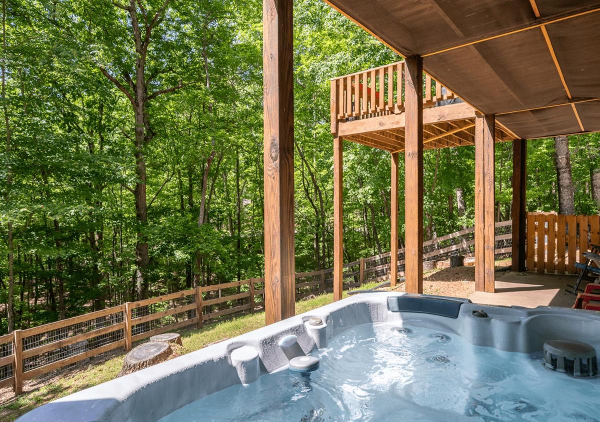 Spacious cabin with resort amenities - dog friendly, hot tub, & fireplace - Bear Paw Ridge - Housity